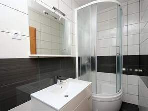 Shower, towels - Remarkable 2-Bed Apartment in Srima with sea view (Srima)