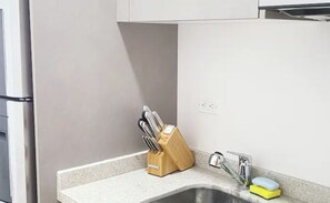 Mikrobølgeovn, kaffetrakter/tekoker, brødrister og kjøkkenutstyr