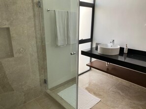 تجهيزات دش، مجففات شعر، مناشف، صابون