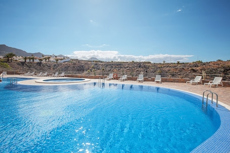 Piscine. Appartement de vacances à Callao Salvaje avec vue sur mer