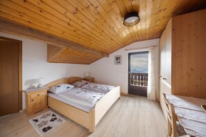 2 bedrooms, free WiFi, bed sheets - Apartment "Malgorerhof Lavendel" with Mountain View, Wi-Fi, Balcony & Shared Garden (Jenesien)