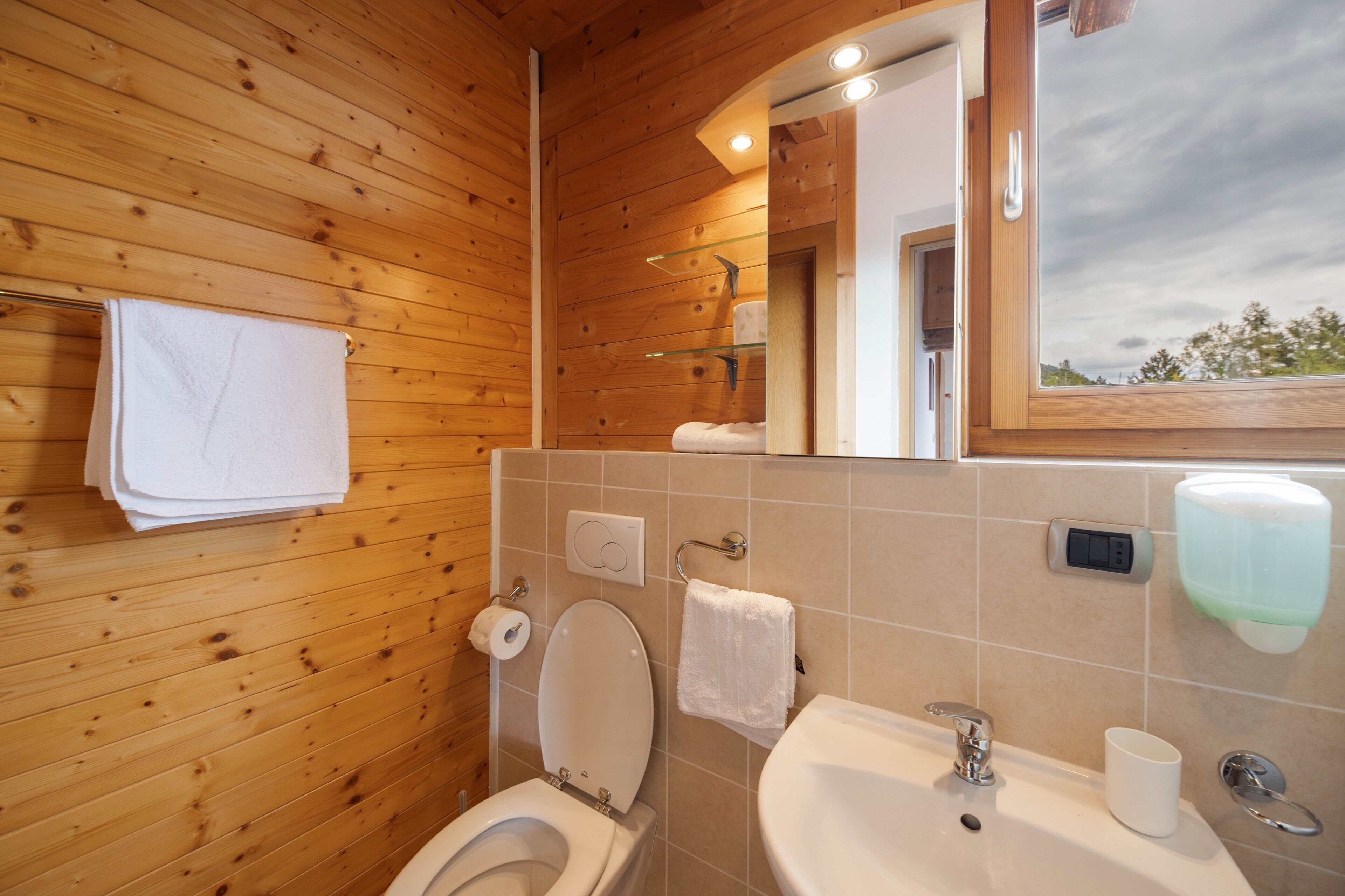 Douche, sèche-cheveux, serviettes fournies