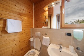 Douche, sèche-cheveux, serviettes fournies