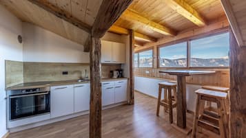 Frigorifero, forno, piano cottura, lavastoviglie