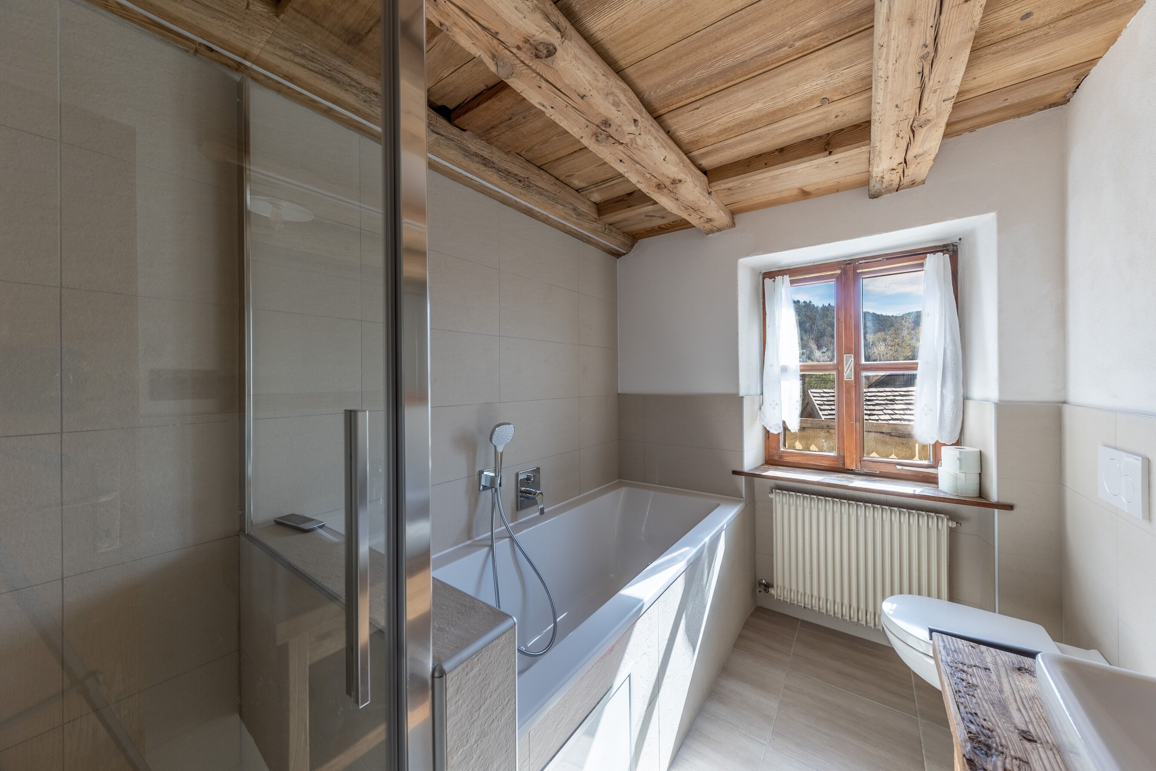 Badekar, hårføner og håndklær