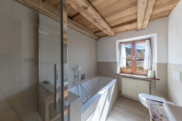 Bathtub, hair dryer, towels - Vacation Apartment "Malgorerhof Mathilde" with Mountain View, Wi-Fi and Balcony (Jenesien)
