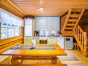 Kühlschrank, Mikrowelle, Geschirrspüler, Kochgeschirr/Geschirr/Besteck