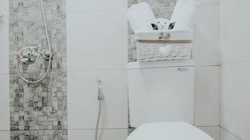 Habitación Deluxe | Baño | Regadera, toallas, jabón, shampoo