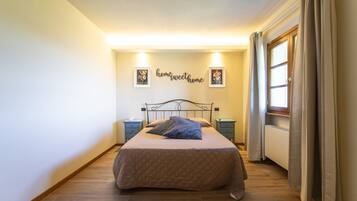 8 camere, una scrivania, Wi-Fi