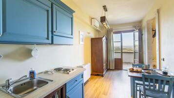 Frigorifero, microonde, forno, seggiolone