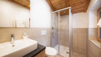 Badewanne, Haartrockner, Handtücher