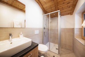 Badewanne, Haartrockner, Handtücher