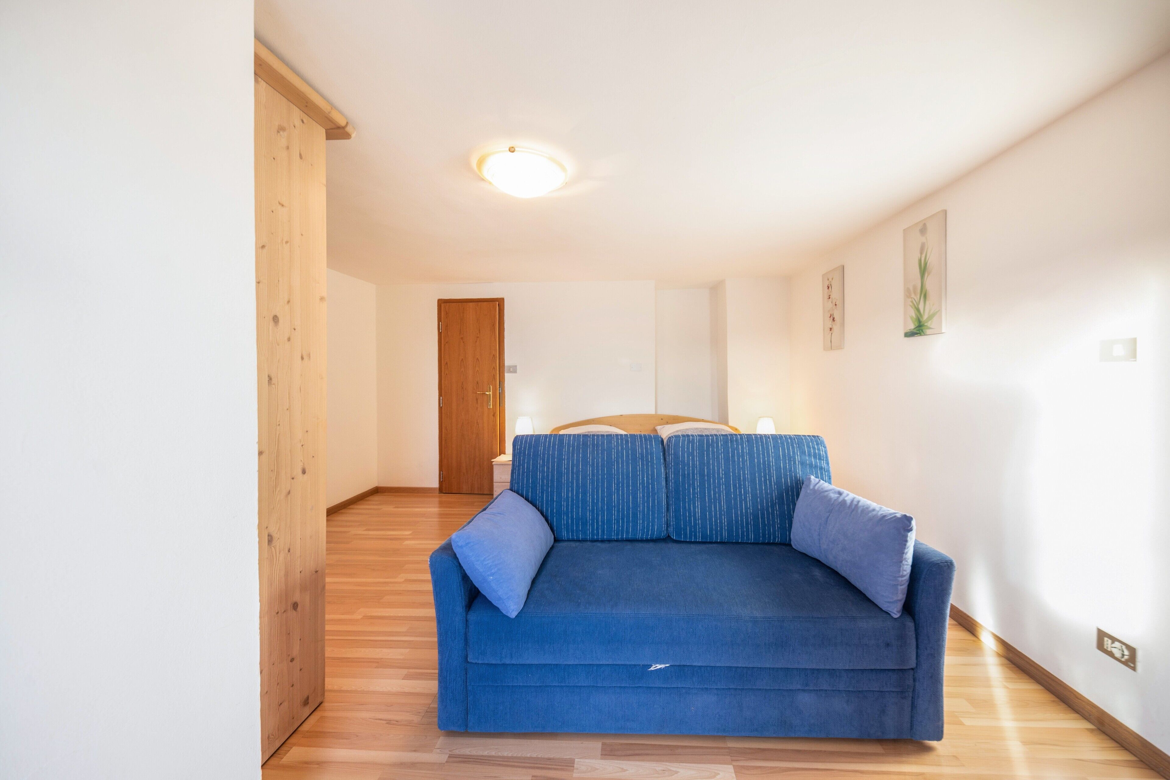 Una televisión, una mesa de tenis de mesa