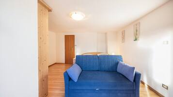 Una televisión, una mesa de tenis de mesa