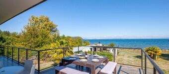 Lakefront Villa - Waitahanui Holiday Home