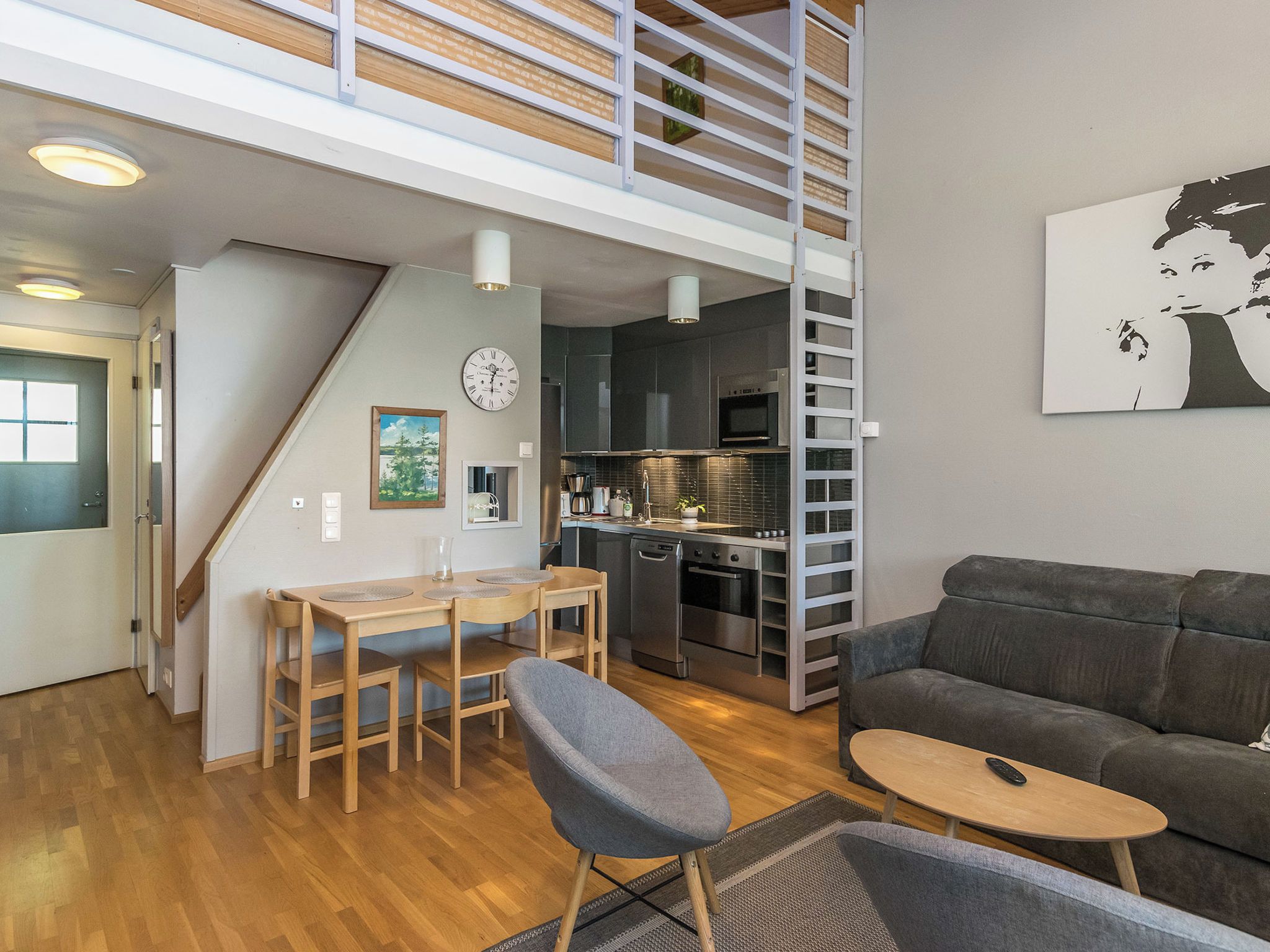 Eine moderne Wohnung mit Essbereich, Küche und Wohnraum.