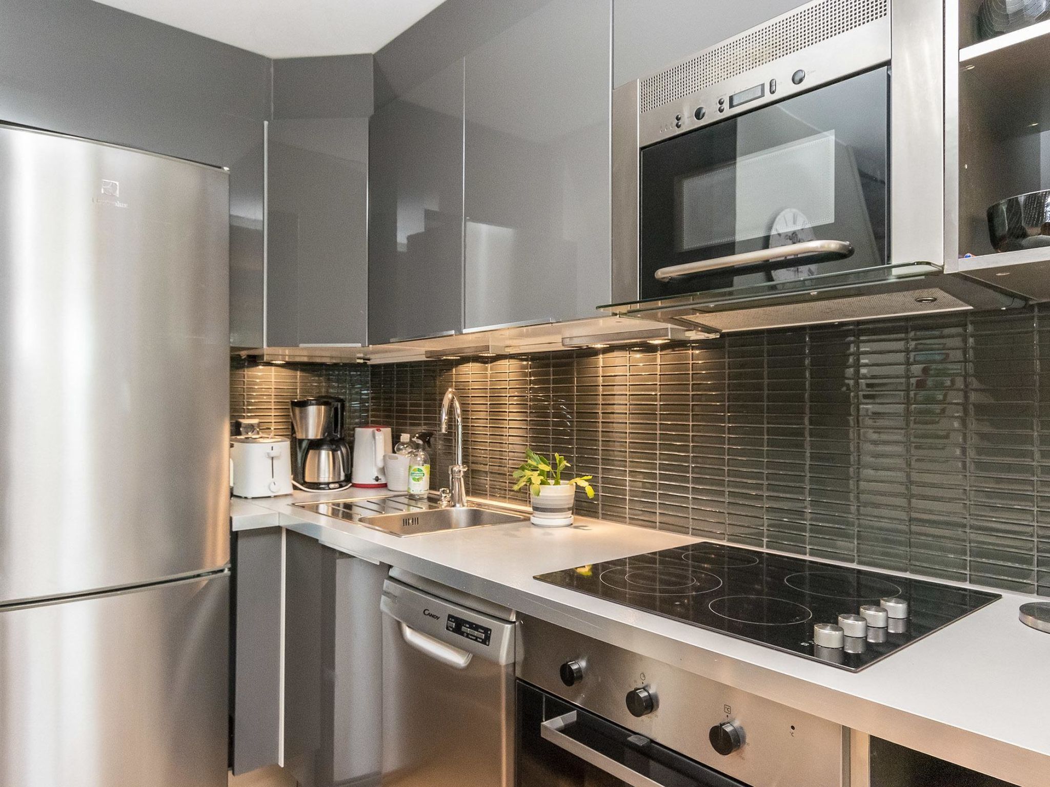 Fridge, microwave, dishwasher, cookware/dishes/utensils