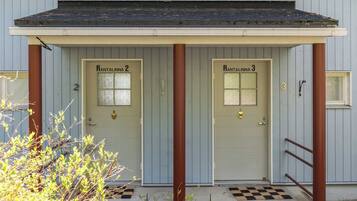 A building with two doors labeled 'Rantalinna 2' and 'Rantalinna 3' with a checkered mat at the entrance.