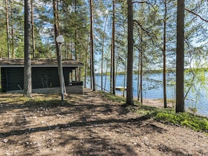A cabin with a dock extending into a lake, surrounded by trees. - Rantalinna 2 by Interhome (Ruokolahti)