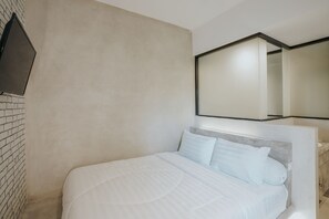 Desk, soundproofing, free WiFi, bed sheets