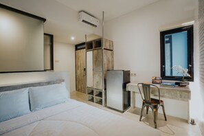 Desk, soundproofing, free WiFi, bed sheets