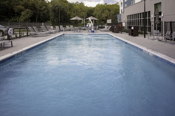 Pool (outdoor) at TownePlace Suites by Marriott Orlando Airport