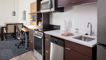 Fridge, microwave, stovetop, dishwasher