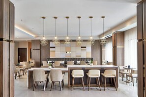 Mini réfrigérateur, cafetière/bouilloire