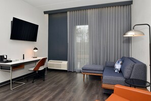 Desk, iron/ironing board, free WiFi, bed sheets - Courtyard by Marriott Raleigh Cary Crossroads (Cary)