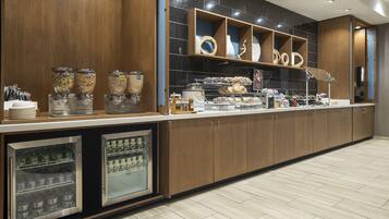 Café da manhã completo grátis todos os dias