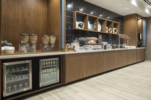 Free daily full breakfast - SpringHill Suites by Marriott Charlotte Huntersville (Huntersville)