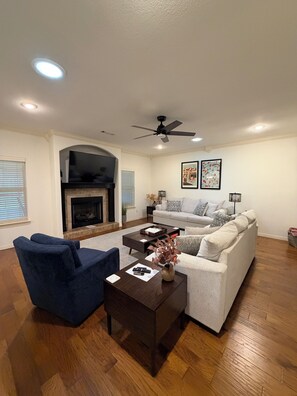 Living area - Bikers Paradise , Trails, Promenade Mall, AMP, Restaurants, and Top Golf (Rogers)