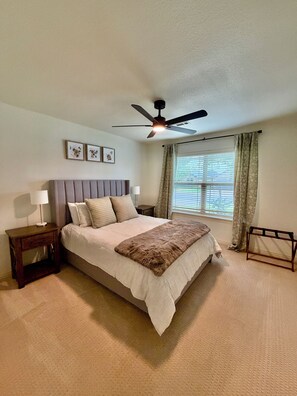 Room - Bikers Paradise , Trails, Promenade Mall, AMP, Restaurants, and Top Golf (Rogers)