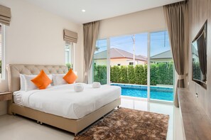 Une chambre avec un grand lit, une vue sur une piscine et un balcon avec des rideaux.