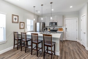 Réfrigérateur, micro-ondes, plaque de cuisson, lave-vaisselle