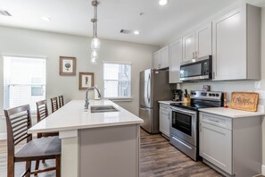 Fridge, microwave, stovetop, dishwasher