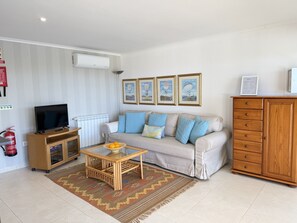 TV - Abelha Apartment with Sea View, Infinity Pool, Shared Garden & Wi-Fi (Loulé)