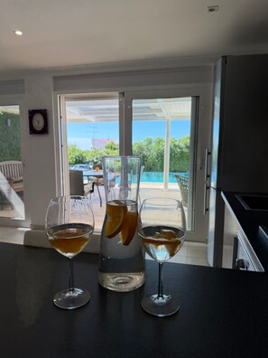 Dining - Abelha Apartment with Sea View, Infinity Pool, Shared Garden & Wi-Fi (Loulé)