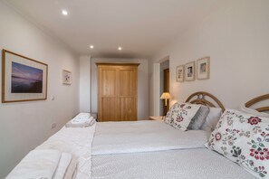 1 bedroom, iron/ironing board, free WiFi, bed sheets - Abelha Apartment with Sea View, Infinity Pool, Shared Garden & Wi-Fi (Loulé)