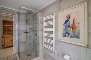 Dusche, Haartrockner, Handtücher