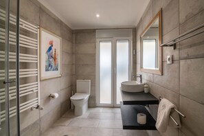 Een douche, een haardroger, handdoeken