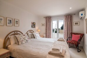 1 slaapkamer, een strijkplank/strijkijzer, gratis wifi, beddengoed