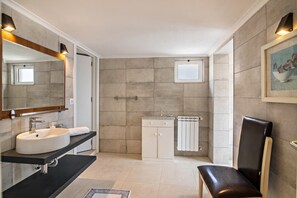 Shower, hair dryer, towels