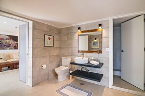 Shower, hair dryer, towels - Holiday Apartment Mel de Flor with Sea View, Shared Infinity Pool, Communal Garden & Wi-Fi (Loulé)