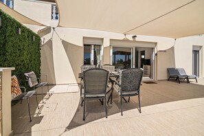 Outdoor dining - Holiday Apartment Mel de Flor with Sea View, Shared Infinity Pool, Communal Garden & Wi-Fi (Loulé)