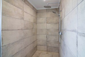 Shower, hair dryer, towels - Holiday Apartment Mel de Flor with Sea View, Shared Infinity Pool, Communal Garden & Wi-Fi (Loulé)