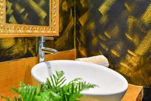 Douche, sèche-cheveux, serviettes fournies