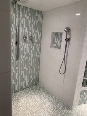 Combined shower/bathtub, hair dryer, towels, toilet paper - Beach house on Lions Park Dr (St. Joseph)