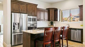 Maison en rangée, 3 chambres | Cuisine privée | Réfrigérateur, un four, cafetière-théière, grille-pain