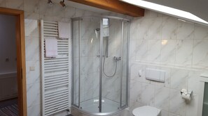 Dusche, Haartrockner, Handtücher